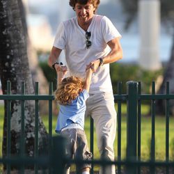 Colate jugando con su hijo Andrea Nicolás en un parque de Miami