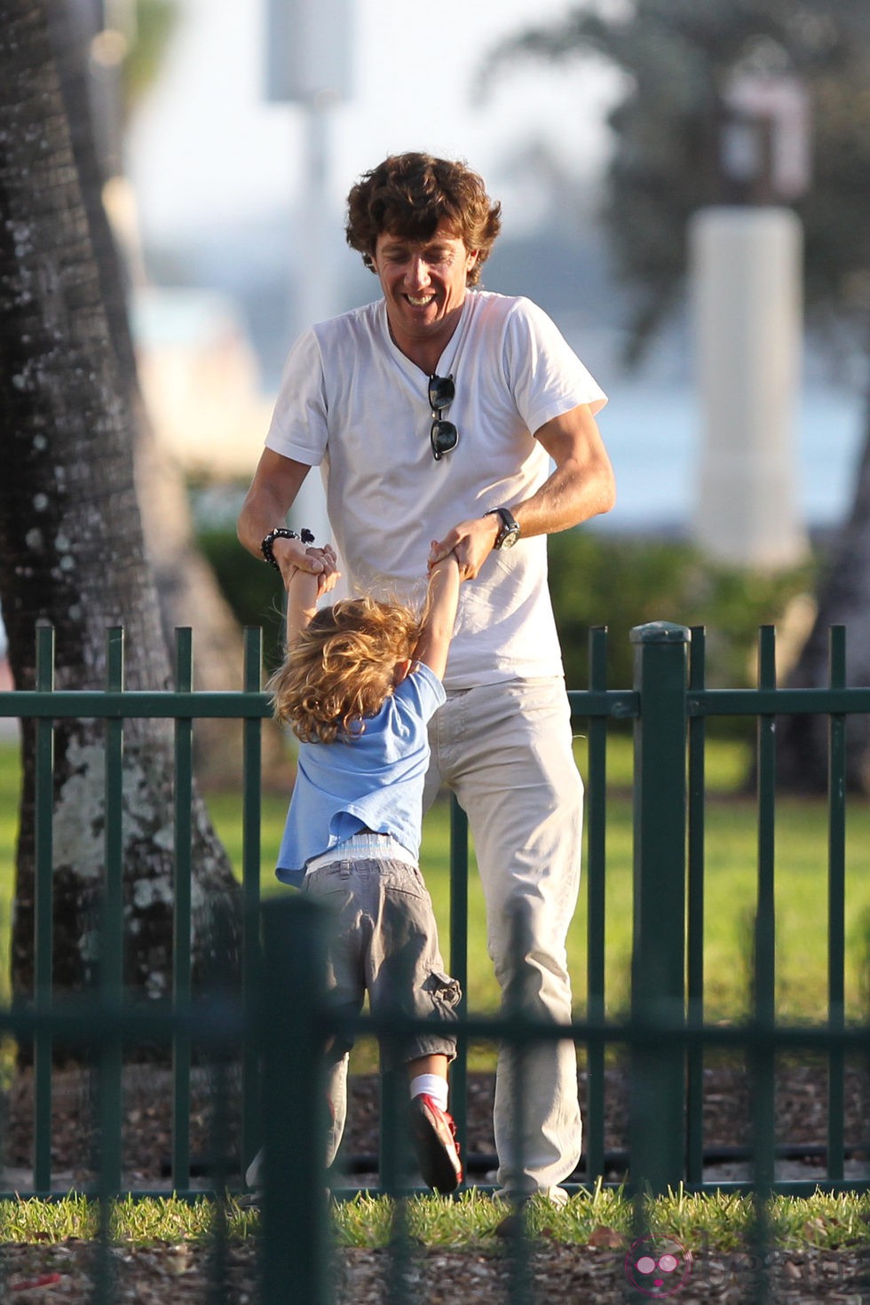 Colate jugando con su hijo Andrea Nicolás en un parque de Miami