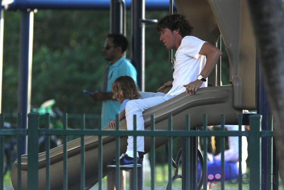 Colate montando en los columpios de un parque de Miami con su hijo Andrea Nicolás