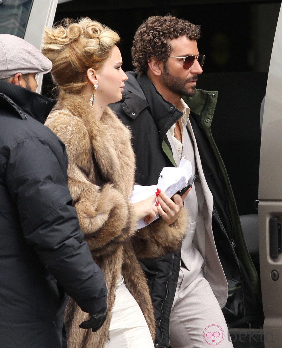 Jennifer Lawrence y Bradley Cooper vuelven a los 70 en el set de rodaje
