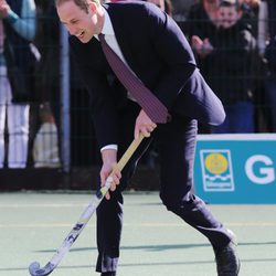 El Príncipe Guillermo jugando al hockey en Glasgow