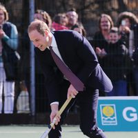El Príncipe Guillermo jugando al hockey en Glasgow