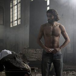 Álex García con el torso desnudo en 'Kamikaze'