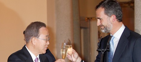 El Príncipe Felipe brindando con el secretario general de Naciones Unidas Ban Ki-Moon