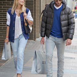Feliciano López y Alba Carrillo de compras por Madrid