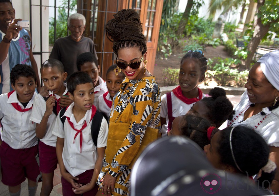 Beyoncé rodeada de niños en La Habana