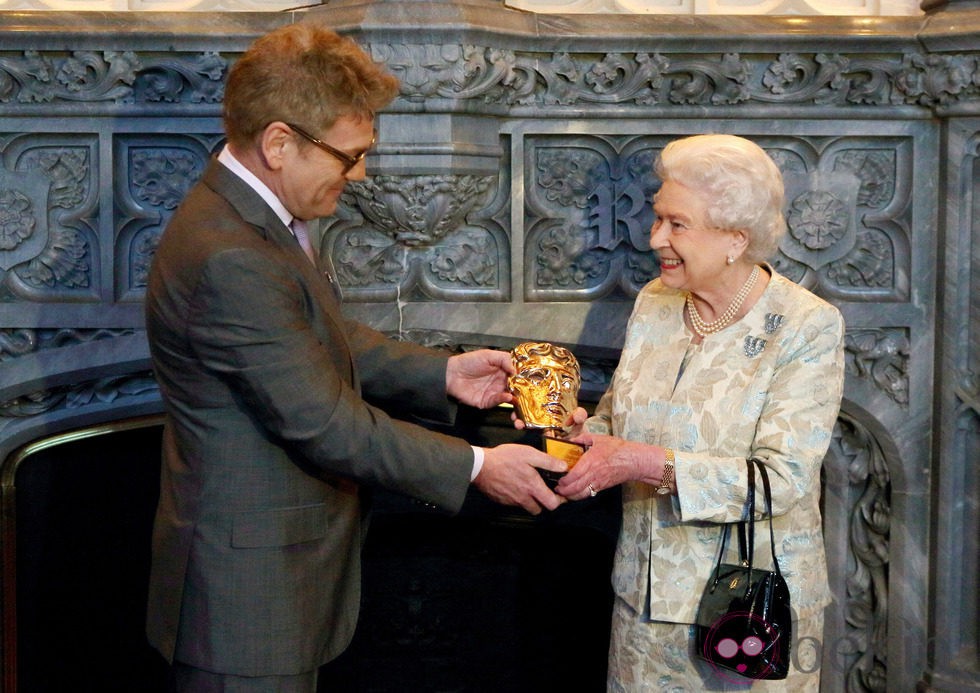 Kenneth Branagh entregando un BAFTA honorífico a la Reina Isabel II de Inglaterra