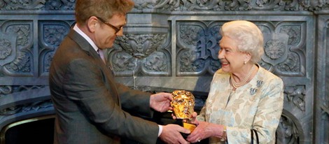 Kenneth Branagh entregando un BAFTA honorífico a la Reina Isabel II de Inglaterra