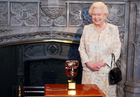 La Reina Isabel II de Inglaterra posando con su BAFTA honorífico