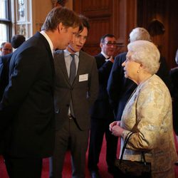 Isabel II de Inglaterra con Tom Hooper y Eddie Redmayne tras recibir un BAFTA honorífico