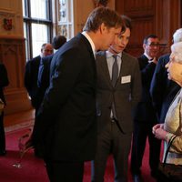 Isabel II de Inglaterra con Tom Hooper y Eddie Redmayne tras recibir un BAFTA honorífico