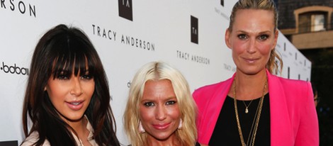 Kim Kardashian y Molly Sims a los lados de Tracey Anderson en la apertura de su nuevo estudio