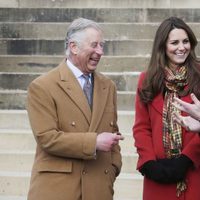 El Príncipe Carlos y los Duques de Cambridge ríen divertidos en Escocia