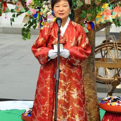 Park Geun-Hye con el traje tradicional coreano