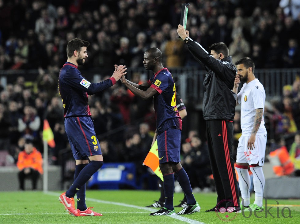 Abidal sustituye a Gerard Piqué en su regreso al Barça