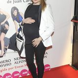 Esmeralda Moya luce embarazo en el estreno de 'Tres'