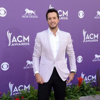 Luke Bryan en la alfombra roja de los Premios de Música Country 2013