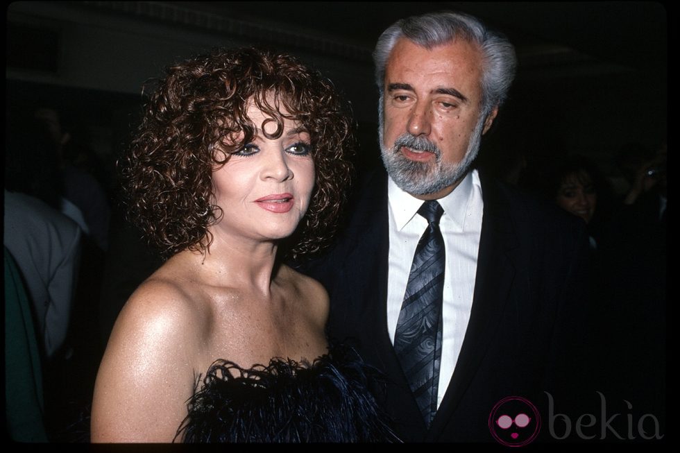 Sara Montiel junto a su marido Pepe Tous en la década de los 80