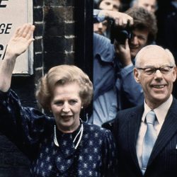 Margaret Thatcher votando en 1983