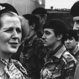 Margaret Thatcher con una boina militar en 1981