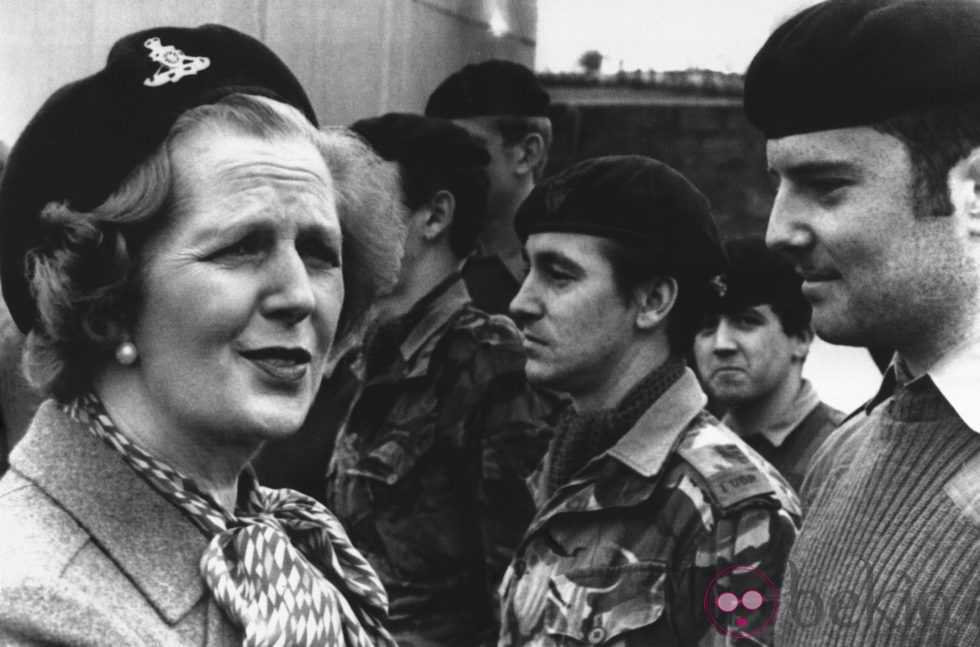 Margaret Thatcher con una boina militar en 1981