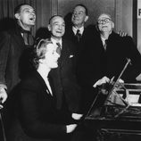 Margaret Thatcher al piano junto a cuatro votantes