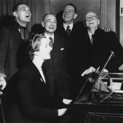 Margaret Thatcher al piano junto a cuatro votantes