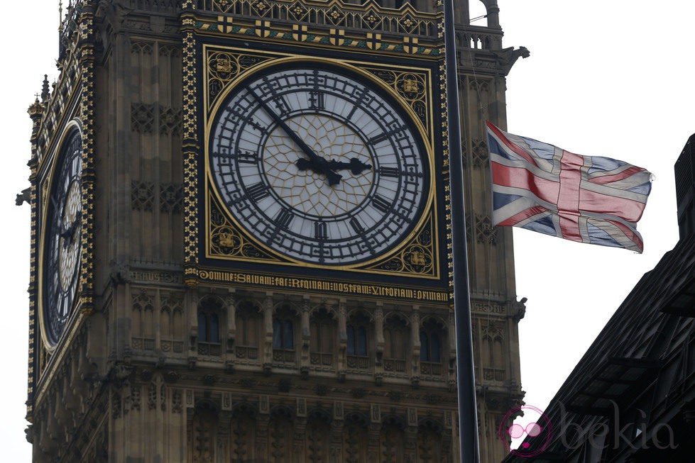 Banderas a media asta por la muerte de Margaret Thatcher