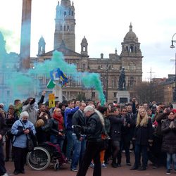 Británicos en Glasgow celebran la muerte de Margaret Thatcher