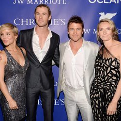 Elsa Pataky, Chris Hemsworth, Luke Hemsworth y su mujer Samantha en la gala Oceana Ball 2013