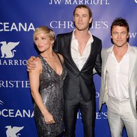 Elsa Pataky, Chris Hemsworth, Luke Hemsworth y su mujer Samantha en la gala Oceana Ball 2013
