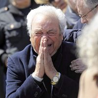 Giancarlo Viola desconsolado en el entierro de Sara Montiel