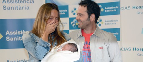 Gemma Mengual presenta muy emocionada a su hijo Jou junto a su marido