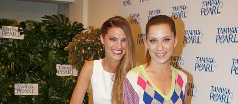 Laura Sánchez y María León posando como embajadoras de Tampax Pearl