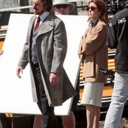 Christian Bale y Amy Adams en el set de rodaje de 'American Bullshit'