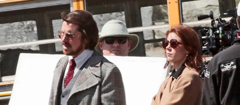 Christian Bale y Amy Adams en el set de rodaje de 'American Bullshit'