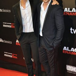 Álex González y Miguel Ángel Silvestre en el estreno de 'Alacrán enamorado' en Madrid