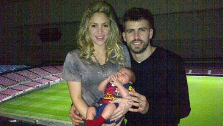 Shakira y Piqué con su hijo Milan en el Camp Nou