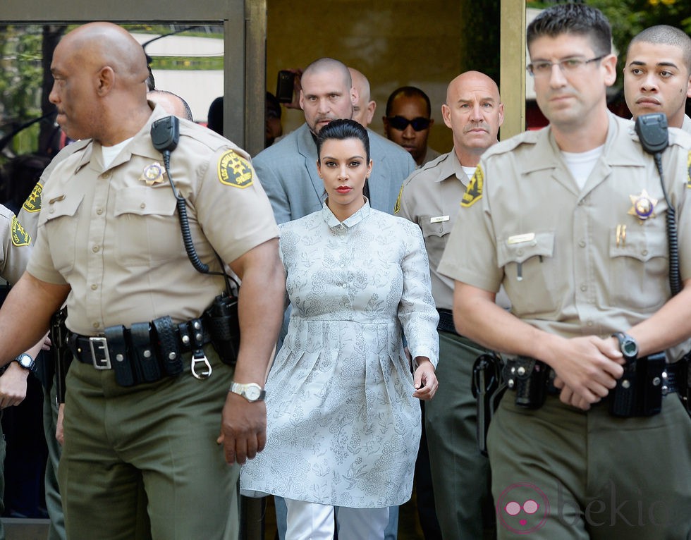 Kim Kardashian rodeada de agentes cerca de un juzgado
