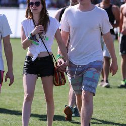 Emma Roberts y Evan Peters en el Festival de Coachella 2013