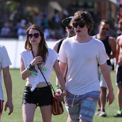 Emma Roberts y Evan Peters en el Festival de Coachella 2013