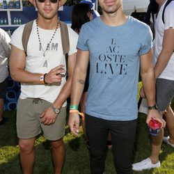 Nick Jonas y Joe Jonas en el Festival de Coachella 2013