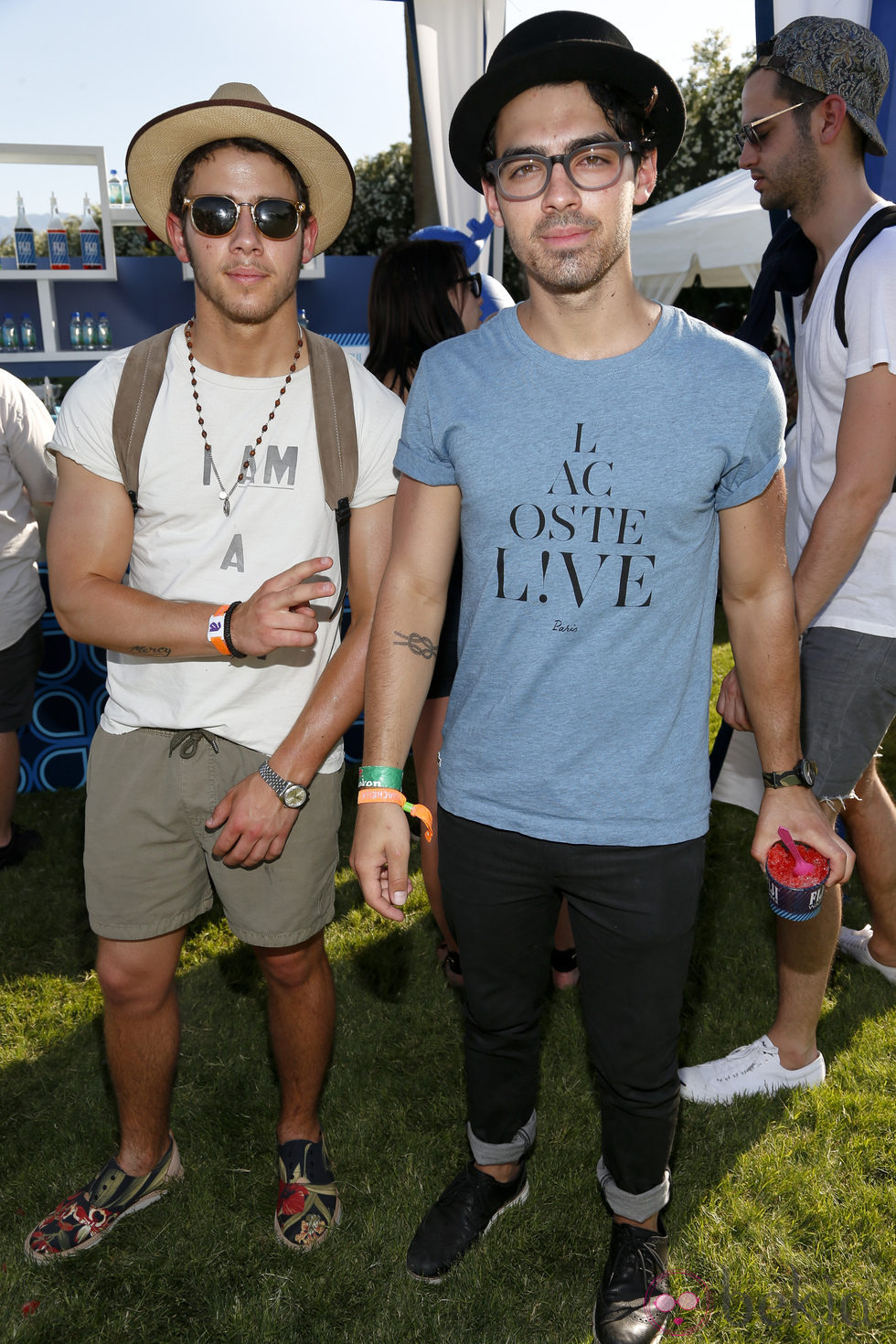 Nick Jonas y Joe Jonas en el Festival de Coachella 2013