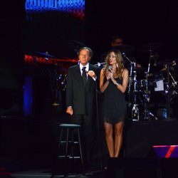 Julio Iglesias tiene problemas con su voz en su concierto de Shanghai
