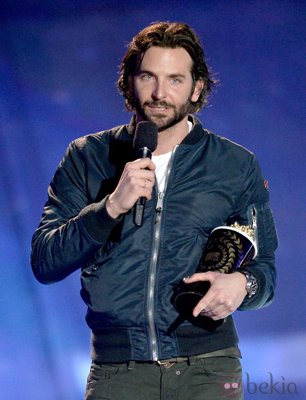 Bradley Cooper con su premio de los MTV Movie Awards 2013