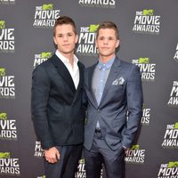 Charlie y Max Carver en la alfombra roja de los MTV Movie Awards 2013