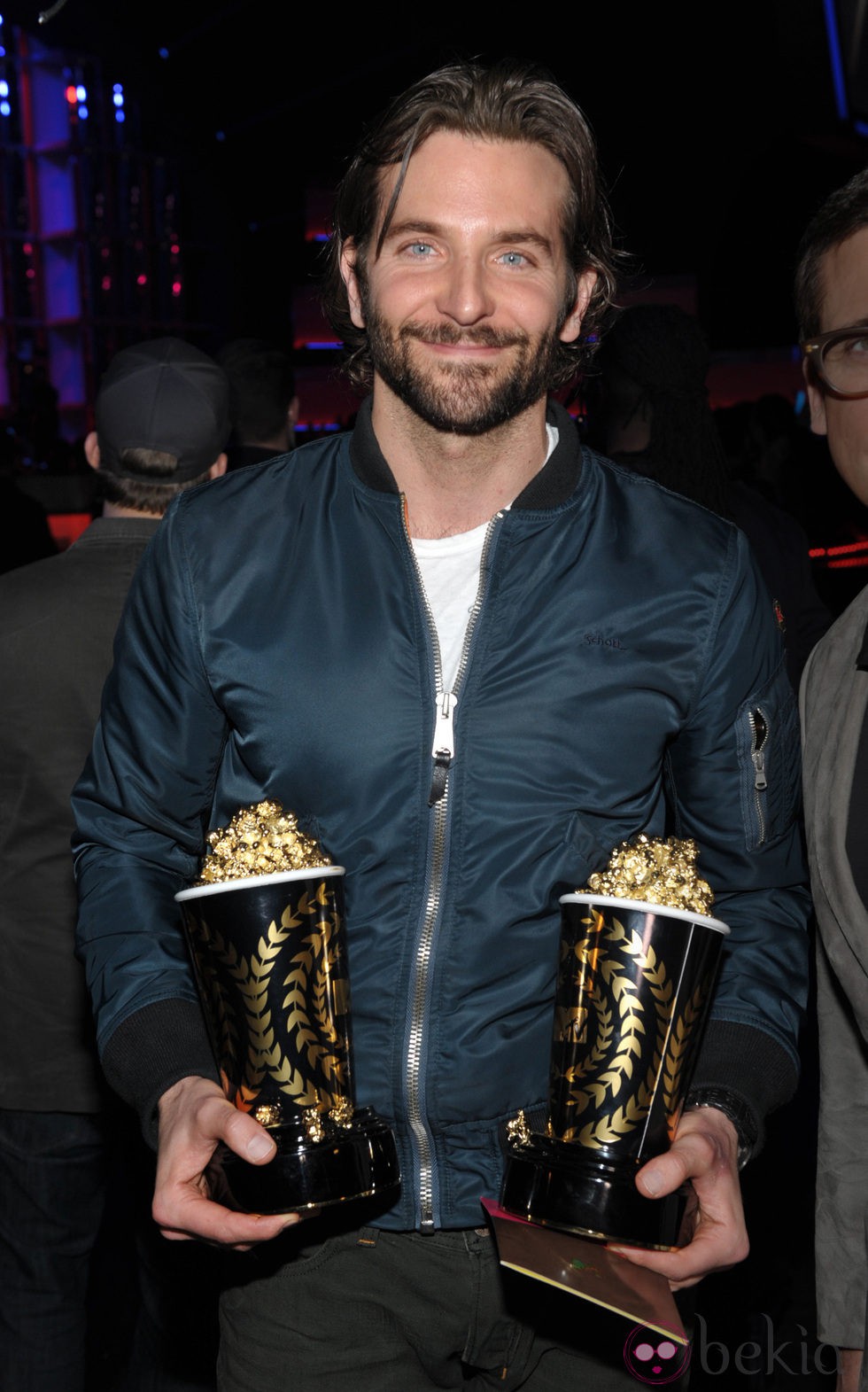 Bradley Cooper posa con sus premios de los MTV Movie Awards 2013