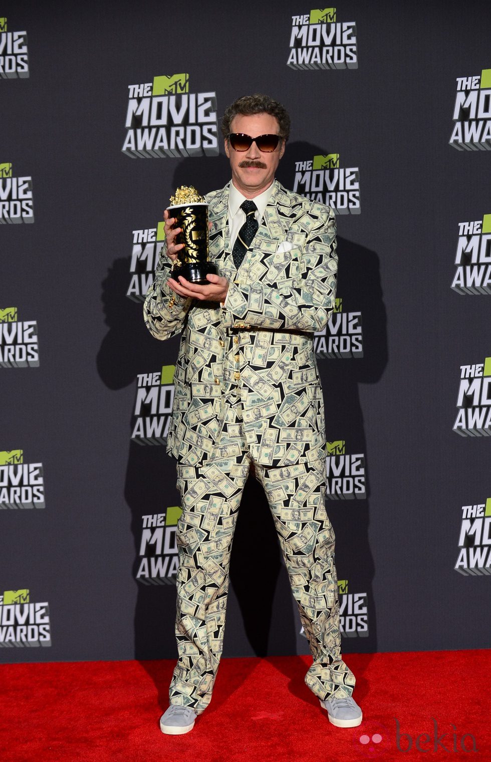 Will Ferrell posa con su premio de los MTV Movie Awards 2013
