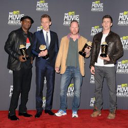 Samuel L. Jackson, Tom Hiddleston, Joss Whedon y Chris Evans posan con sus premios de los MTV Movie Awards 2013