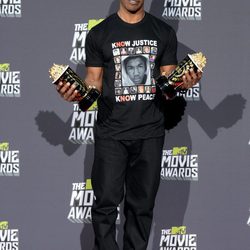 Jamie Foxx posa con su premio de los MTV Movie Awards 2013